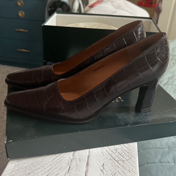 Gently used Ralph Lauren Dark Brown Faux Croc pattern heels size 7 - Picture 5 of 6